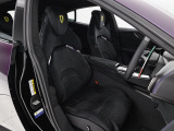 Tailor Made仕様の特別なお車でございます。ヘッドレストやパドル、セレクタースイッチなどが独自の仕様に変更されております。