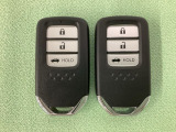 スマートキーを装備しています。鍵を差し込むことなくドアロックの開け閉めと、スタートボタン操作でのエンジンスタートができます。ボタン操作でトランクが開けられるトランクオープナーもついています。