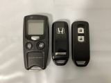 スマートキーを装備しています。鍵を差し込むことなくドアロックの開け閉めと、スタートボタン操作でのエンジンスタートができます。加えて、純正リモコンエンジンスターター用の操作キーもついています。