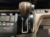 CVT車のセレクトレバーです。低速から高速まで、変速ショックのないスムーズな走りを実現するとともに、エンジン効率のよい領域を維持することで燃費にも貢献します。
