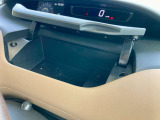 運転席前収納スペースです。USBソケット有!