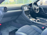 全車NHPCにて診断と、スタッフによる走行チェックを実施。ミッション・デフ・パワステ・ショックなど確認、フライホイールハウジングのガタもチェック。ご納車前には認証工場により点検整備を実施します。