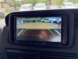 【バックカメラ】後退時に車両後方の映像をモニターに映す機能。目視できない死角を確認でき、衝突事故を防ぎます。駐車が苦手な方だけでなく全てのドライバーに必須の安全装備です。