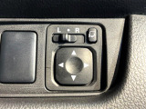 【電動格納ミラー】サイドミラーは電動格納式となっており、狭い駐車場でもキズがつくリスクを抑えられます。