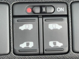 両側電動スライドドアです。リモコンや運転席スイッチ、ドアハンドルの操作で自動開閉。お子様を抱き抱えている時や荷物の多いときなどに便利です!!