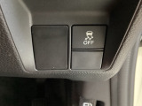 VSA装備車です。VSAはドライバーの操作と車の動きを見守っています。もし車の挙動が乱れたとき、4輪別々にブレーキをかけたり、エンジンパワーをしぼることによって車を安定させます。
