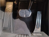 【ペダル】BMWはオルガン式アクセルペダルを採用しています。踏み込む足とペダルが同じ軌跡を描くため、かかとがずれにくく、アクセルコントロールがよりしやすくなるメリットがあります。