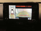 【パノラミックビュー&バックビュー】駐車時の安全確認をする為に車両上方からの映像と後方カメラからのを同時に表示しバックガイドも付いているのでバックの苦手な方でも安心して運転出来ますよ。