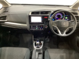 車内は光触媒抗菌消臭施工済です。スタイリッシュなデザインでスポーティなインパネ周りを演出します。グローブボックスやカップホルダーのほかにトレーなどたくさんの収納スペースが付いています。