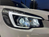 【LEDヘッドライト】悪天候や夜間走行時も良好な視界を確保し安心して運転できる高輝度LEDヘッドライトを装備!点灯速度が早く、消費電力も抑えられています。