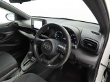 シンプルで使いやすいデザインの運転席です。