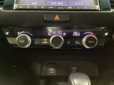 オートエアコンがついてますので、簡単操作で快適に過ごせます。リア熱線のスイッチの中にサイドミラーヒーターも入っています。パネル内のシートヒータースイッチは前席の左右別々に2段階で温度設定ができます。
