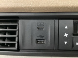エアコン操作パネルの左側に、スマートフォンなどの充電可能なUSB端子と、音源などの外部入力の可能なUSB端子がついています。移動中に充電もできるので便利です。