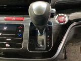 CVT車のセレクトレバーです。低速から高速まで、変速ショックのないスムーズな走りを実現するとともに、エンジン効率のよい領域を維持することで燃費にも貢献します。