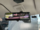 インテリジェントルームミラーです。人や物で視界が遮られてても、車体後部のカメラ映像に切り替えることにより、クリアな後方視界を実現しています。