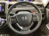 ハンドルにHondaセンシング系のクルーズコントロールやレーンキープアシストなどのスイッチと、オーディオの操作スイッチが装備されています。ハンドルから手を離さず安全に操作できます。