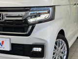 【LEDヘッドライト】悪天候や夜間走行時も良好な視界を確保し安心して運転できる高輝度LEDヘッドライトを装備!点灯速度が早く、消費電力も抑えられています。