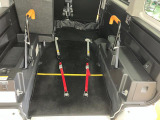 車椅子固定ベルトでしっかり固定。運転中車椅子が動き出すことを防ぎます。