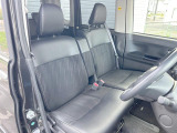 運転席まわりには十分なスペースがあり、大柄な方でもゆったり運転していただける環境です。