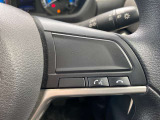 ステアリング右側です。携帯電話のハンズフリースイッチが並びます。