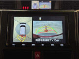 真上から見下ろしたような視点で車とその周囲を確認出来る画面と、車両後方を映し出すバックモニター画面の2つを表示してくれます。