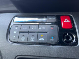 【オートエアコン】一度お好みの温度に設定すれば、車内の温度を検知し風量や温度を自動で調整。暑い&hellip;寒い&hellip;と何度もスイッチ操作をする必要はありません。快適な車内空間には必須の機能ですね♪