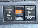 【両側パワースライドドア】スマートキーや運転席のスイッチで後席両側スライドドアの開閉が可能♪電動だから力を入れてドアを開ける必要が無く、小さなお子様でも簡単に開け閉めでき快適です♪