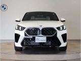 【BMWの伝統-1】BMWの特徴的な&ldquo;キドニーグリル&rdquo;は、80年以上続く伝統の形でございます。変わらないこだわりのデザインが、プレミアムブランド&ldquo;BMW&rdquo;を創り出します。