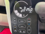 【オートエアコン】一度お好みの温度に設定すれば、車内の温度を検知し風量や温度を自動で調整。暑い&hellip;寒い&hellip;と何度もスイッチ操作をする必要はありません。快適な車内空間には必須の機能ですね♪