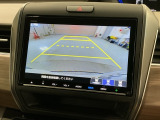 リバースギアに入れるだけで後方の表示へ切り替わります。夜間や雨の日の駐車も楽になりますよ。