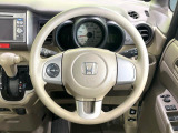 インテリアに合わせたデザインのステアリングは、運転される方のことも考え、運転しやすい形状、大きさです。是非一度、実際に触ってお確かめください。