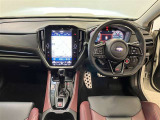 運転席周りのレイアウトをご覧ください。ナビゲーションが綺麗に装着されすっきり収まってますね!