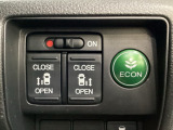 リアドアは乗り降りに便利な両側電動スライドドアです。また運転席に座っていながらスイッチ操作で自在にスライドドアを開け閉めできます。燃費に役立つECONボタンもここです。