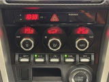 デュアルオートエアコン付きです。運転席・助手席でそれぞれ吹き出す風の温度や風量など自動調整してくれます。