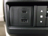 便利な充電用USBジャックも付いています。