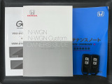 スマートキーは鍵をバッグに入れたままでもドアロックの開閉やエンジンのON・OFFができます。夜間や雨の日も鍵を探さなくて良いので便利です。