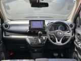 運転席周りになります。内装色はブラックです。
