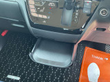 センターにトレイがついているので小物などを置くことが出来て便利です