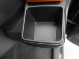 カップホルダーは運転席や助手席からちょうど手の届く位置です!!