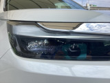 明るく白い光のLEDヘッドライトにより、夜間でも遠くまで見通しやすく、安全性が高まります。