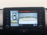 全周囲の画像が表示されます。 運転席から見づらい個所なども、上空から見たような映像で確認できます。  映像の切替もでき、大変便利な機能です。