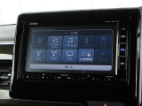 ナビゲーションは純正メモリーナビ(VXM-194VFi)を装着しております。AM、FM、CD、DVD再生、Bluetooth、フルセグTVがご使用いただけます。初めて訪れた場所でも安心ですね!