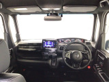 【前方視界】開放的な前方視界!運転がしやすく疲れにくいです♪窓が大きく、見通しがとっても良いおクルマですよ♪