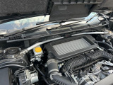 【STIタワーバー】お車の剛性を高めるタワーバーを装備。よりスムーズなコーナリング走行が可能となり、走りも楽しめます。