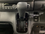 CVT車のセレクトレバーです。低速から高速まで、変速ショックのないスムーズな走りを実現するとともに、エンジン効率のよい領域を維持することで燃費にも貢献します。