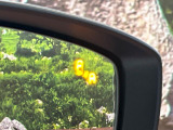 【ブラインドスポットモニタリング】走行中、ドアミラーの死角になりやすい箇所に後続車が接近するとサイドミラー付近に警告を表示、ドライバーに注意喚起をしてくれます。