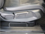【ハイトアジャスター】レバーの上下操作だけで、座面を運転しやすい高さへ簡単に調節できます。