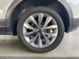 215/55R17タイヤにStyleDesignPackage専用アルミホイールを装着。