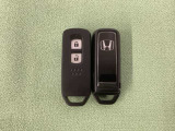 スマートキーを装備しています。鍵を差し込むことなくドアロックの開け閉めと、スタートボタン操作でのエンジンスタートができます。スペアキーも同じものを用意しております。
