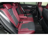 後席のシート座面を長くすることで座り心地の良さを高めるとともに、前席との間隔を広げたことによってゆとりある足元スペースを実現しました。